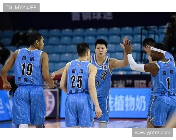 成都篮球队团队协作引发热议球迷对战术配合和球员默契提出不同看法 成都篮球队团队协作引发热议球迷对战术配合和球员默契提出不同看法